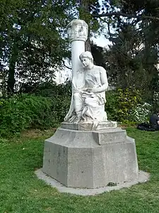 Monument dédié à Gabriel de Mortillet, un buste en bronze au sommet de la colonne a été fondu en 1942.