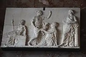 Gaïa confie Érichthonios à Athena. Érichthonios était l'enfant d'Héphaïstos et de Gaia la Terre. De gauche à droite: Héphaïstos, Athéna, Érichthonios, Gaïa, Aphrodite. Proviendrait du temple d'Héphaïstos d'Athènes. Marbre pentélique. 100-150 apr. J.-C.