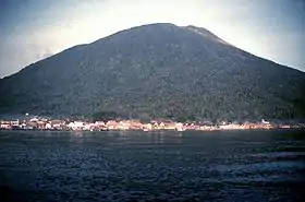 Vue du Gamalama depuis la mer.