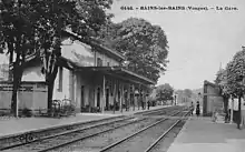 intérieur de la gare vers 1900, les deux voies et quais, l'abri et le bâtiment voyageurs avec sa marquise