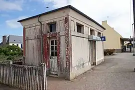 Toilettes sur le quai de la voie 2.
