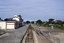 Vue du bâtiment-voyageurs, des voies et quais depuis la rue du butoir en 2010.