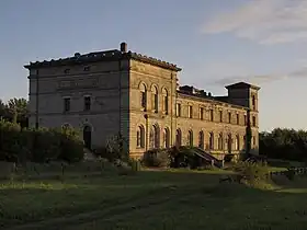 Ancien bâtiment voyageurs de la gare de Nouvel-Avricourt, vu au crépuscule.