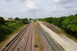 La plateforme vue en direction de Niort, Gare à gauche, avec voie d'évitements 2 au centre et voies de services à droite.