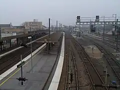Vue d'ensemble des quais et des voies en regardant vers Paris.