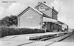 Vue de l'intérieur de la gare, avec la voie unique, le quai et le bâtiment des recettes, vers 1900.