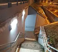 Entrée et marches du souterrain côté sud.