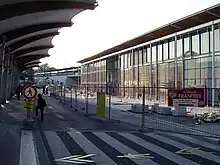 La façade sud du bâtiment voyageurs, côté gare routière.