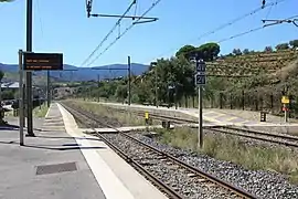 Voies et quais en direction de Cerbère.