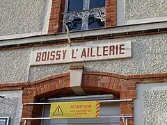 Nom de la gare sur le bâtiment-voyageurs.