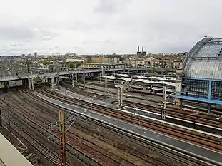 Vue du sud de la gare, avec la gare de triage au fond.