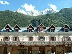 Façade de la gare de Chamonix-Mont-Blanc dominée par les aiguilles de Chamonix en 2002.