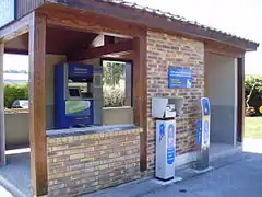 Abri du distributeur de billets servant aussi de salle d'attente.