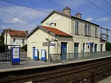 Le bâtiment voyageurs et l'entrée de la gare vue des quais