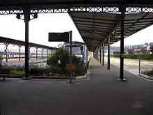 Vue des quais avec un autorail X 4900 voie A, en juillet 2010