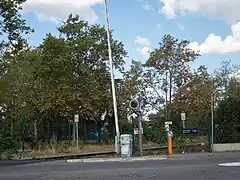 Le passage à niveau entre les deux quais de la gare.