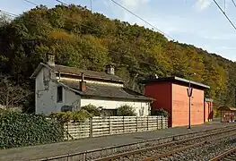 En blanc, l'ancienne maison du garde-barrière ; en brun, vestiges de la cabine de signalisation et du bâtiment à voyageurs
