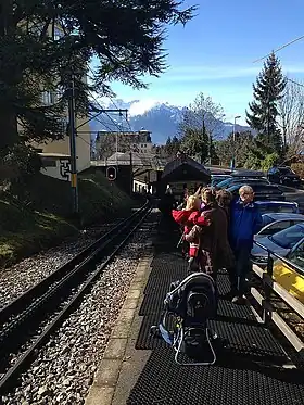 Vue d'ensemble du quai et de la voie de la gare de Glion-Alpes.