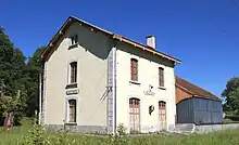 Bâtiment voyageurs de l'ancienne gare de Hèches.