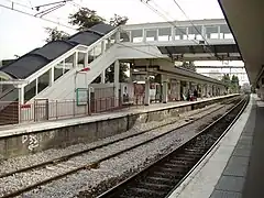 Vue en direction de Saint-Rémy-lès-Chevreuse depuis la tête du quai pour Aéroport CDG 2/Mitry - Claye.