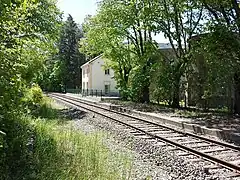 L'ancienne gare de La Faurie (Hautes-Alpes) vue depuis l'entrée nord de la ligne.
