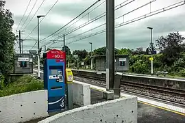 Le même accès, avec le distributeur de tickets, le composteur et le valideur de cartes Pastel.