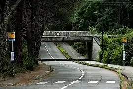 L'avenue des Cathares, sur laquelle la gare est situé. L'arrêt du bus 79 s'y situe.