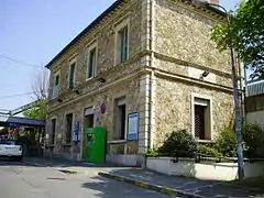 La gare SNCF (ligne C) vue de l'extérieur.