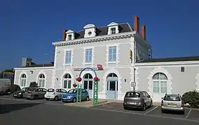 Façade, côté parking.