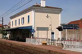 Vue du bâtiment voyageurs et de son environnement depuis le quai opposé.