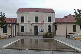 Le bâtiment voyageurs de la gare de Rives.