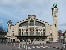 La Gare de Rouen-Rive-Droite, ouverte sous le nom de Gare de la Rue Verte en 1847 et reconstruite de 1912 à 1924 par Adolphe Dervaux, constitue aujourd'hui la gare centrale de Rouen