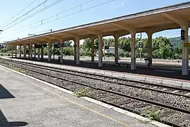 De gauche à droite : quai latéral au bâtiment voyageurs, voie de service, voie D et quai central des voies D et C.