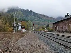 Aà droite, la halle à marchandises.