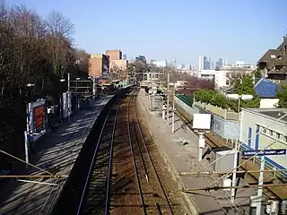 Vue en direction du nord, depuis la passerelle de la rue du Calvaire, au sud de la gare.
