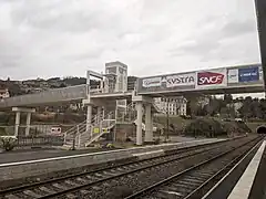 Passerelle reliant l'hôpital à la gare.