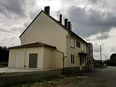 L'ancien bâtiment voyageurs et la cimenterie en arrière-plan.