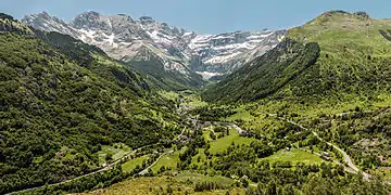 Commune et cirque de Gavarnie, dans le sud.