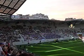 Une des deux tribunes situées derrière les buts.