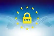 cadenas jaune sur lequel est inscrit GDPR et encerclé de douze étoiles jaunes sur un fond de couleur dégradée du bleu pâle au blanc