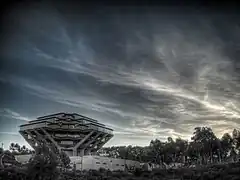 Image large-gamme de la bibliothèque Geisel, prise campus de l'université de Californie à San Diego.