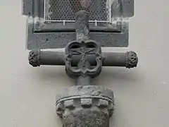 Croix de lave contre l'église Saint-Georges.