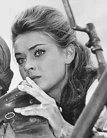 Une jeune femme blonde aux yeux bleus.