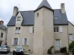 Vue de l'ancienne camuserie et de sa tour octogonale d'escalier.
