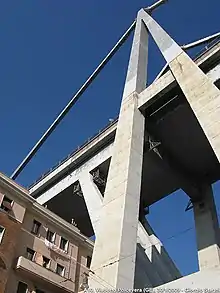 Le viaduc du Polcevera au-dessus des immeubles de la rue Walter Fillak