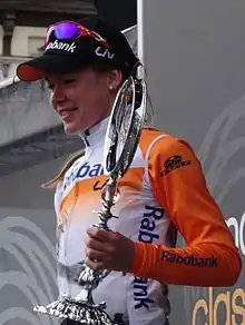 Photo d'Anna van der Breggen brandissant un trophée