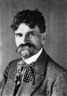 Photographie en noir et blanc du journaliste Georges de La Fouchardière.