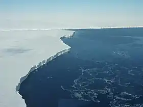 Vue de la barrière de Getz. La falaise de glace mesure environ 60 m de haut et s'étend environ 300 m sous le niveau de la mer.