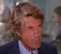 Giacomo Rossi Stuart joue le rôle du Dr Paul Eswai.