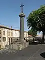 Colonne surmontée d'une croix.